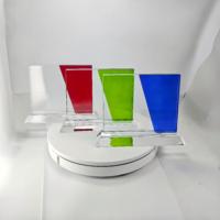 Edel glazen trofee met gegraveerde tekst en gekleurd glazen inzetstuk voor wedstrijden, cadeau, souvenir, erkenning of prijs.