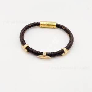 Pulsera clásica <span class=keywords><strong>de</strong></span> cuero con monograma y flor <span class=keywords><strong>de</strong></span> cuatro hojas para parejas y hombres, pulsera <span class=keywords><strong>de</strong></span> cuero con monograma, joyería <span class=keywords><strong>de</strong></span> la marca Lao Lv - Product Image 1