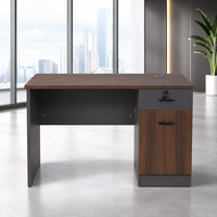 Bureau de direction moderne en bois, table de conférence modulaire avec espace informatique intégré pour manager