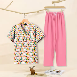 Uniformes de hospital para mujer, Top con cuello en V, uniformes médicos estampados, uniformes médicos cómodos, uniformes impresos, patrones coloridos - Product Image 6