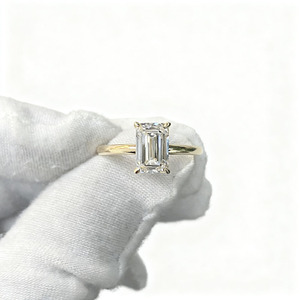 Anillo de compromiso de diamante circular único Lucine con diseño moderno y significado simbólico del anillo de compromiso de diamante circular de unidad - Product Image 3