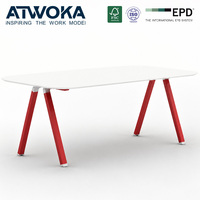 Table de conférence ovale blanche moderne avec pieds en métal rouge angulaires pour espace de bureau