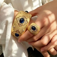 18K Vergoldeter Messing-Armreif mit Italienischer Satin-Oberfläche, Breites Band für Hochzeitsgäste, Anlaufbeständiger Cabochon-Smaragd-Armreif