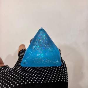 Jouet anti-stress compressible en forme de pyramide en maltose, jouet de décompression très populaire, jouet sensoriel en caoutchouc durable de poche, cadeau durable - Product Image 6