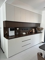 Buffet moderne, armoire de rangement en bois sur mesure avec éclairage LED et porte vitrée pour salle à manger