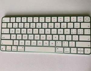 Teclado Inalámbrico Magic Keyboard A2449 con Diseño Estadounidense, Sensor Óptico e Interfaz USB-C para Portátil - Product Image 3