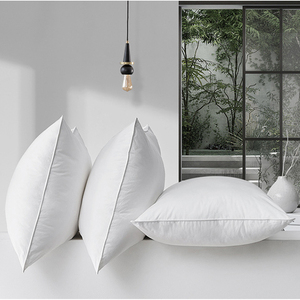 Oreiller Hilton en microfibre confortable et standard à prix d'usine - Product Image 2