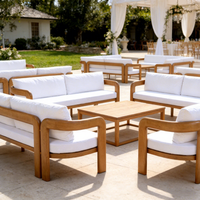 Canapé sectionnel trois places personnalisé, moderne, unique, confortable, avec structure en bois massif et coussins, idéal pour les événements de mariage