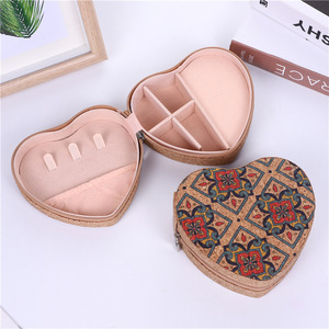 La nueva <span class=keywords><strong>caja</strong></span> portátil de almacenamiento para pendientes, anillos, collares y accesorios de viaje, de la popular marca Cork Jewelry, se suministra directamente por - Product Image 4