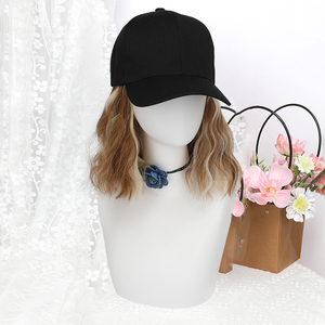 Perruque intégrée avec chapeau pour femme, style bob court bouclé, nouvelle collection printemps, en stock, vente en gros - Product Image 6