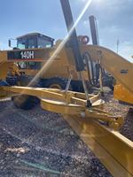 Niveleuse Caterpillar 140H 140HP avec lame standard, excellent état pour l'entretien routier