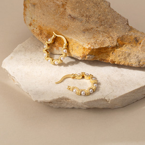 Aros de Oro con Perlas y Diseño Geométrico, Joyería para Bodas EKA-063 - Product Image 3
