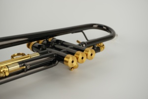 Trompeta Profesional de Alta Calidad en Sib, Niquelada en Negro con Llaves Doradas, con Tornillo de Bloqueo del Deslizador, Instrumento de Viento con Accesorios - Product Image 3