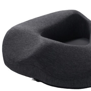 Cojín de asiento de oficina hueco y transpirable con soporte lumbar para alivio del dolor de coxis por largos períodos sentado, en colores gris oscuro, verde, rosa y naranja. - Product Image 2