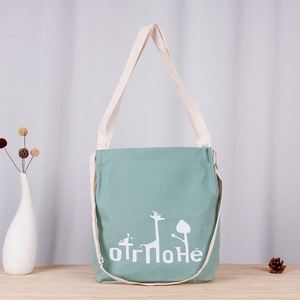 Sac à bandoulière en toile blanc personnalisé avec motif mignon, petit sac fourre-tout en toile de coton avec logo imprimé sur mesure pour étudiant - Product Image 2