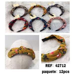 Fascia per Capelli in Velluto a Coste con Nodo Floreale Diatema, Accessorio Moda Donna con Piccolo Design Floreale, Alta Qualità, Stile Casual - Product Image 3