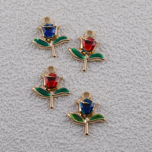 Pendentifs breloques vintage en alliage de zinc, forme de fleur émaillée rouge et bleue, pour la fabrication de bijoux DIY, avec sertissage clos en alliage de zinc - Product Image 1