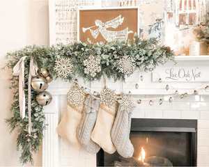 Pendentif décoratif personnalisable en bois flocon de neige, fait main, éco-responsable, style moderne et épuré, pour Noël - Product Image 1