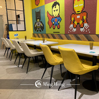 Ensemble de table de restaurant pour enfants simple avec une décoration concrète et généreuse, table et chaises en marbre
