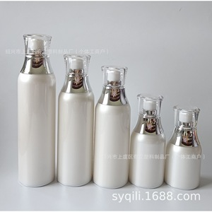 Botella cosmética acrílica Ql de 50 ml con cabezal dosificador para envasado de lociones y sérums - Product Image 1