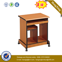 Bureau d'ordinateur mobile au design moderne avec étagères de rangement et roulettes
