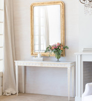 Table console de style shabby chic français avec plateau en marbre vieilli et sculpté à la main pour l'entrée ou le salon