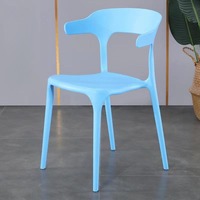 Fabricant de chaises pp bon marché de conception de restaurant en usine Tables et chaises de café en plastique de couleur empilées pour l'extérieur