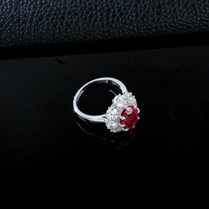 Bague statement en argent sterling 925 avec rubis de laboratoire taille ovale et halo floral - Product Image 3