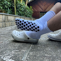 Chaussettes de sol personnalisées à cinq doigts pur Chaussettes de printemps tricotées respirantes Grip Solid Pattern Non-Slip Men's Sports
