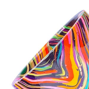 Brazalete de Laca Hecho a Mano Royal Juli Kada con Base Negra Artística y Ondas Coloridas Brillantes, Accesorio de Moda Étnica, 1 Pieza - Product Image 5