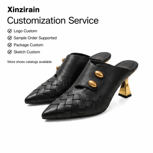 Sandali Slip-On Xinzirain Personalizzati in Pelle Intrecciata Nera con Decorazione in Metallo Dorato, Punta Affusolata e <span class=keywords><strong>Tacco</strong></span> a Blocco per Donne - Product Image 1