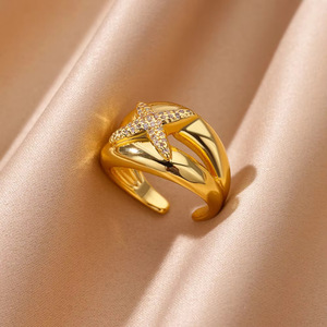 Bague ouverte plaquée or 18 carats en forme de X avec zircon rayé incrusté, style luxe léger, ajustable pour femme - Product Image 6