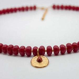 Joyería Artesanal de Primera Calidad al por Mayor, Cuentas de Calcedonia Roja con Dije Chapado en Oro, Joyería Delicada Hipoalergénica - Product Image 1