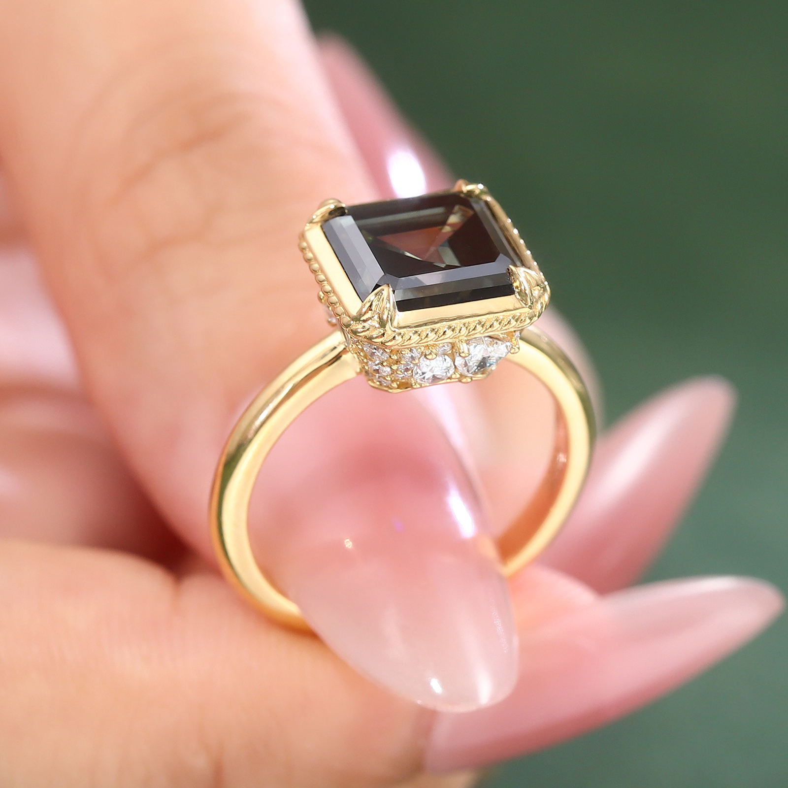 Bague en or massif 14 carats avec pierre de laboratoire.