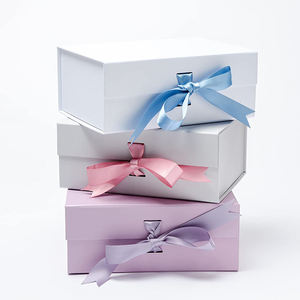 Boîte cadeau pliante avec logo personnalisé, en papier artistique, ruban noir, fermeture magnétique rigide et doublure intérieure. - Product Image 2