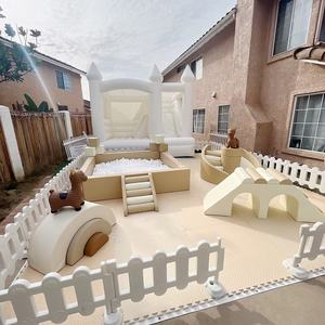 مجموعة لعب لينة باللون البيج للأطفال الصغار مع بوابة ومسبح كرات ومعدات لعب لينة بتصميم قلعة، مجموعة تأجير لمناسبات وحفلات الأطفال - Product Image 5