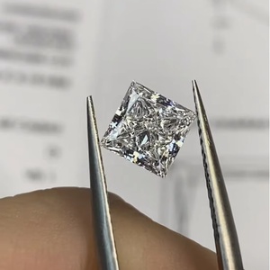 Anillo de Aniversario de Estilo Sencillo Personalizado en Oro Sólido de 18K con Moissanita de Corte Princesa de 1ct, Color D, Certificado IGI y Engaste de Garras - Product Image 4