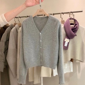 Atacado de Moda Feminina: Novo Cardigã de Tricô com Decote em V, 100% Lã Merino, Manga Longa, Solto e Personalizável com Logotipo - Product Image 1