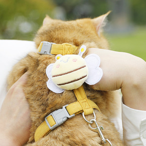 Harnais pour chat Little Bee avec sangle de poitrine réglable et motif abeille en peluche pour les promenades en plein air - Product Image 3