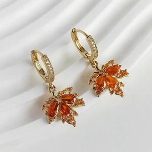 ต่างหูธีมใบเมเปิ้ลสุดเก๋ พร้อมประดับด้วยสีแดงหรูหรา เครื่องประดับอัญมณีระดับพรีเมียมสำหรับโอกาสพิเศษ ชุบทอง - Product Image 3