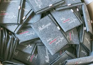 ปกสมุดบันทึกการตั้งครรภ์สีเทาอ่อนคุณภาพสูง  แบบเรียบ  สำหรับใส่บัตรประกันการตรวจครรภ์แบบอัลตราซาวด์ของออสเตรีย - Product Image 4