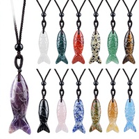 Collier avec pendentif en agate sculpté à la main en forme de petit poisson de 40 mm avec cordon tressé réglable