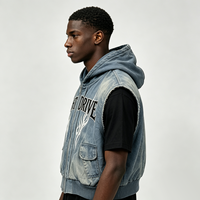 Gilet court streetwear sans manches à capuche zippé, coupe carrée, effet vieilli, avec graphique flamme en strass Kornit DTG, poche cargo et ourlet effiloché