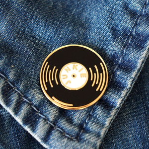 American Vintage Phonograph <span class=keywords><strong>Gramophone</strong></span> Noir et Blanc <span class=keywords><strong>Disque</strong></span> Record Pin Bespoke Custom Designs Iron Gold Plating Hard Enamel Pin - Product Image 5