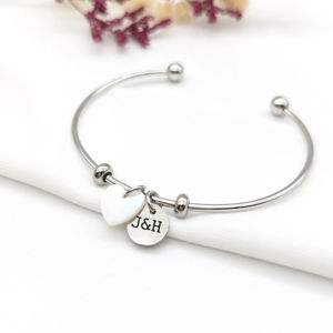Cynya <span class=keywords><strong>Bracelet</strong></span> jonc ouvert personnalisé avec médailles gravées et breloque nacrée Cadeau <span class=keywords><strong>de</strong></span> <span class=keywords><strong>naissance</strong></span> à la mode pour <span class=keywords><strong>maman</strong></span> - Product Image 3