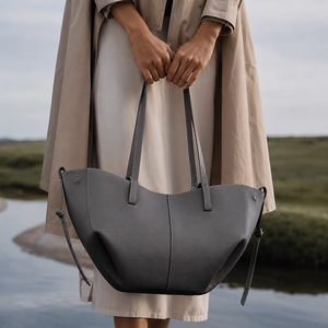 Sac fourre-tout Cyme pour femme avec logo personnalisé, design aile élégant et texturé en cuir PU, pochette de luxe à porter sous le bras - Product Image 3
