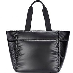 Sac à main fourre-tout matelassé en nylon léger et doux pour femme avec fermeture éclair, personnalisable avec logo, idéal pour les voyages, le travail et la salle de sport - Product Image 2