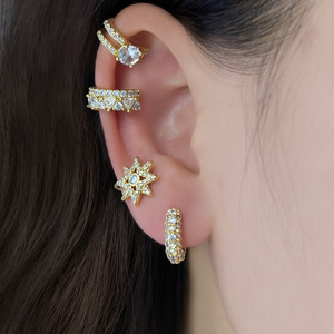 Aros Redondos Chapados en Oro de 18K al por Mayor, Aros Huggies Personalizados de Moda con Circonita Cúbica Incrustada, Hipoalergénicos - Product Image 4