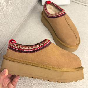 Uggs 2025 Bottes d'Hiver pour <span class=keywords><strong>Femme</strong></span>, <span class=keywords><strong>Style</strong></span> Ethnique, en Pur Cuir de Vachette, Slippers à Semelle Épaisse avec Chaussures Confortables - Product Image 1