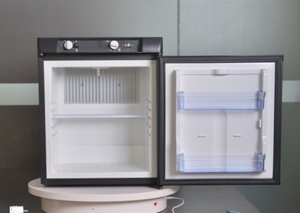 ตู้เย็นแก๊สขนาดเล็กสำหรับบ้าน/โรงแรม SMAD 35.5 ลิตร รุ่น DSG-40B2E(A) - Product Image 4